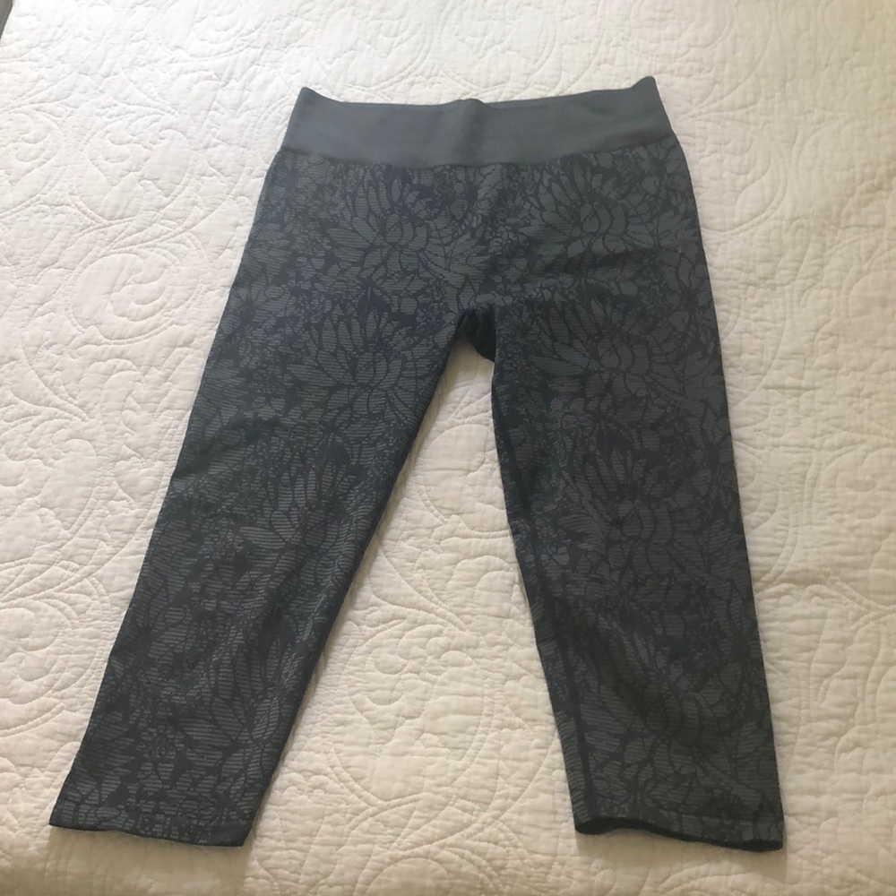 Seamless flower Fabletics capris